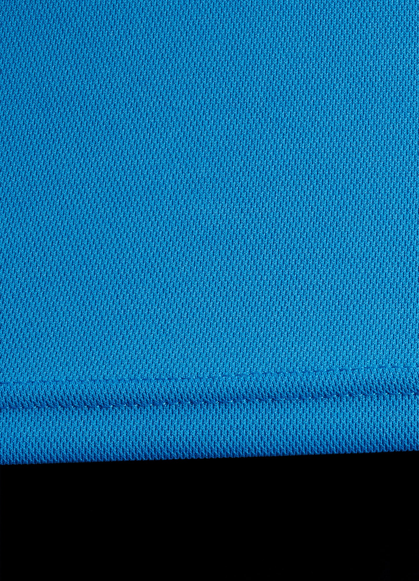 Close-up of ONCOURTANTICS bllue performance t-shirt fabric, highlighting lightweight, breathable material