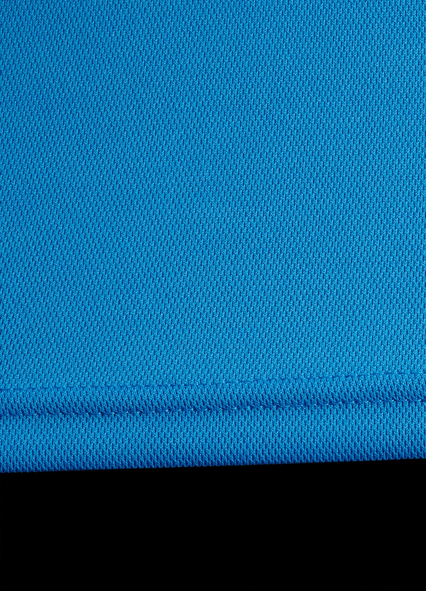Close-up of ONCOURTANTICS bllue performance t-shirt fabric, highlighting lightweight, breathable material